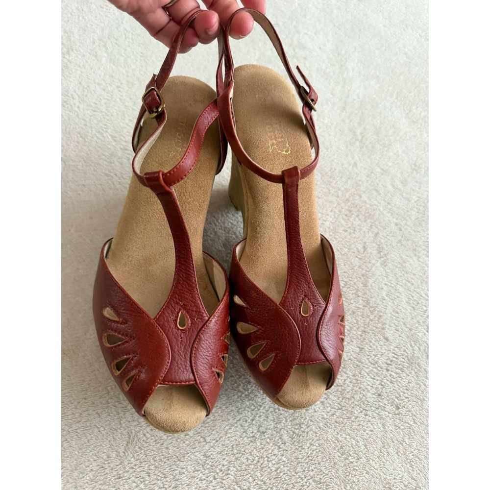 Vtg Womens 8 Brown Wedge Sandals T-Strap Cutout Peep Toe Leather TM93